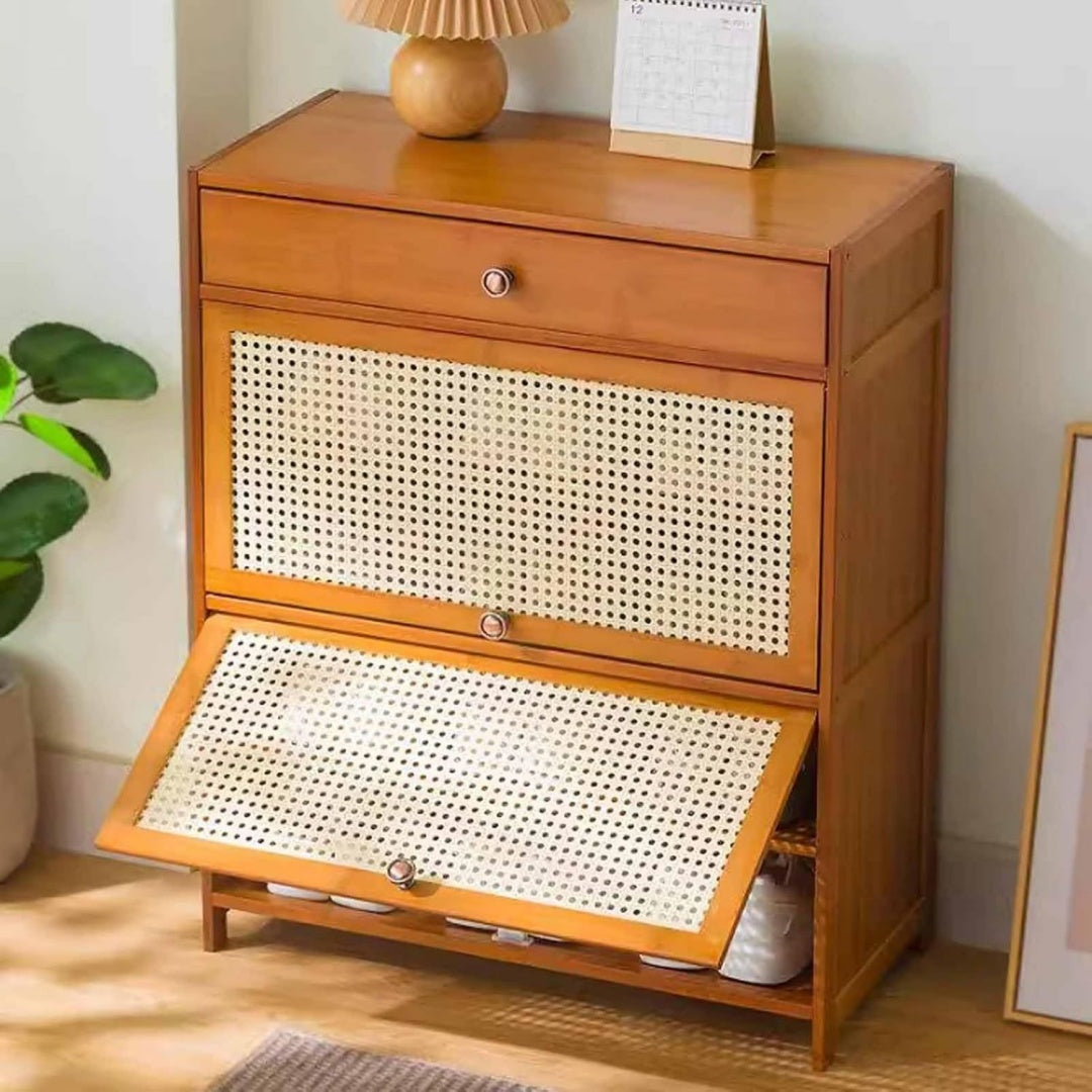 Elegante armoire a chaussures avec des portes en rotin tresse